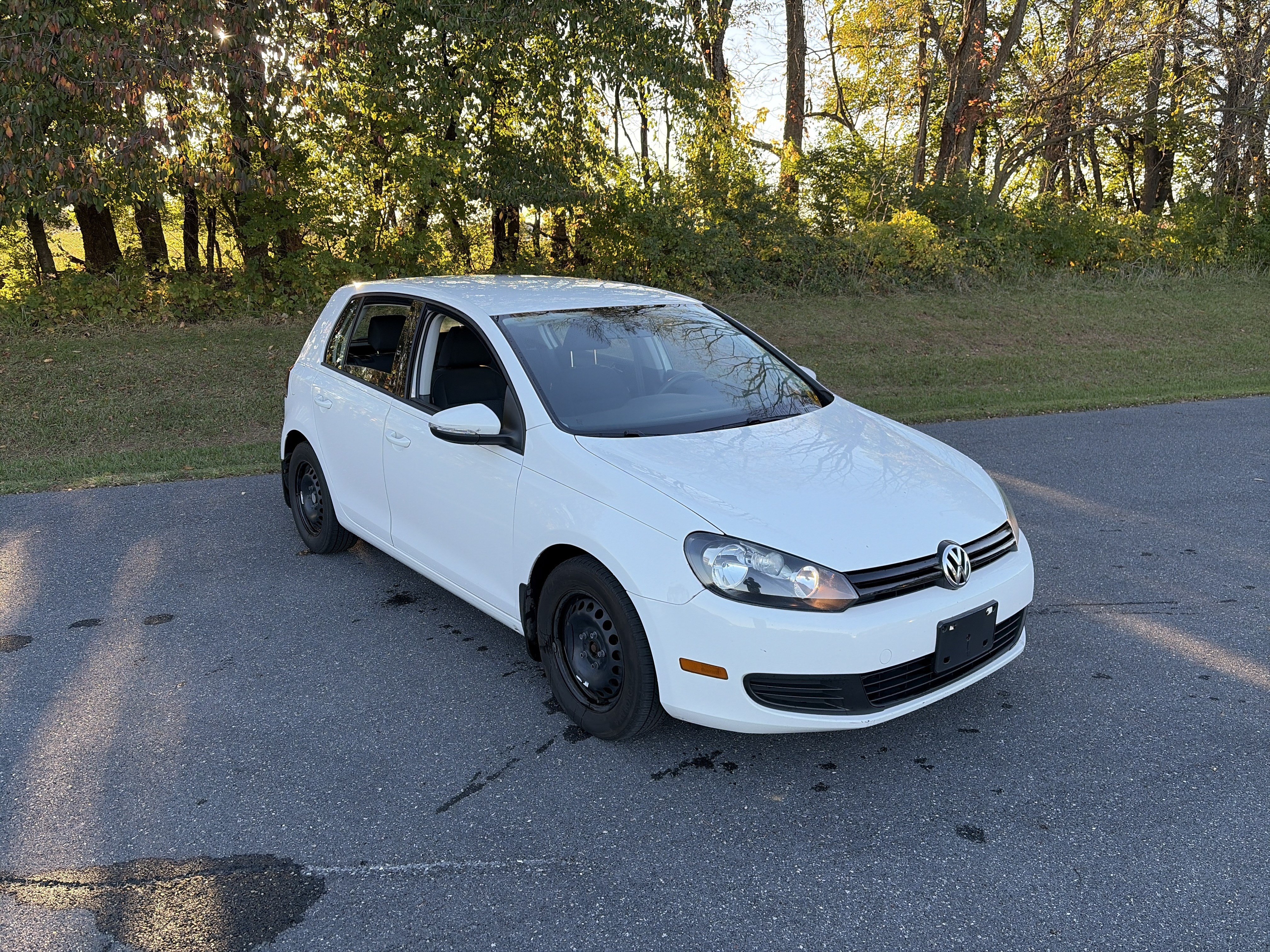 Used 2014 Volkswagen Golf 4-Door FWD image 3