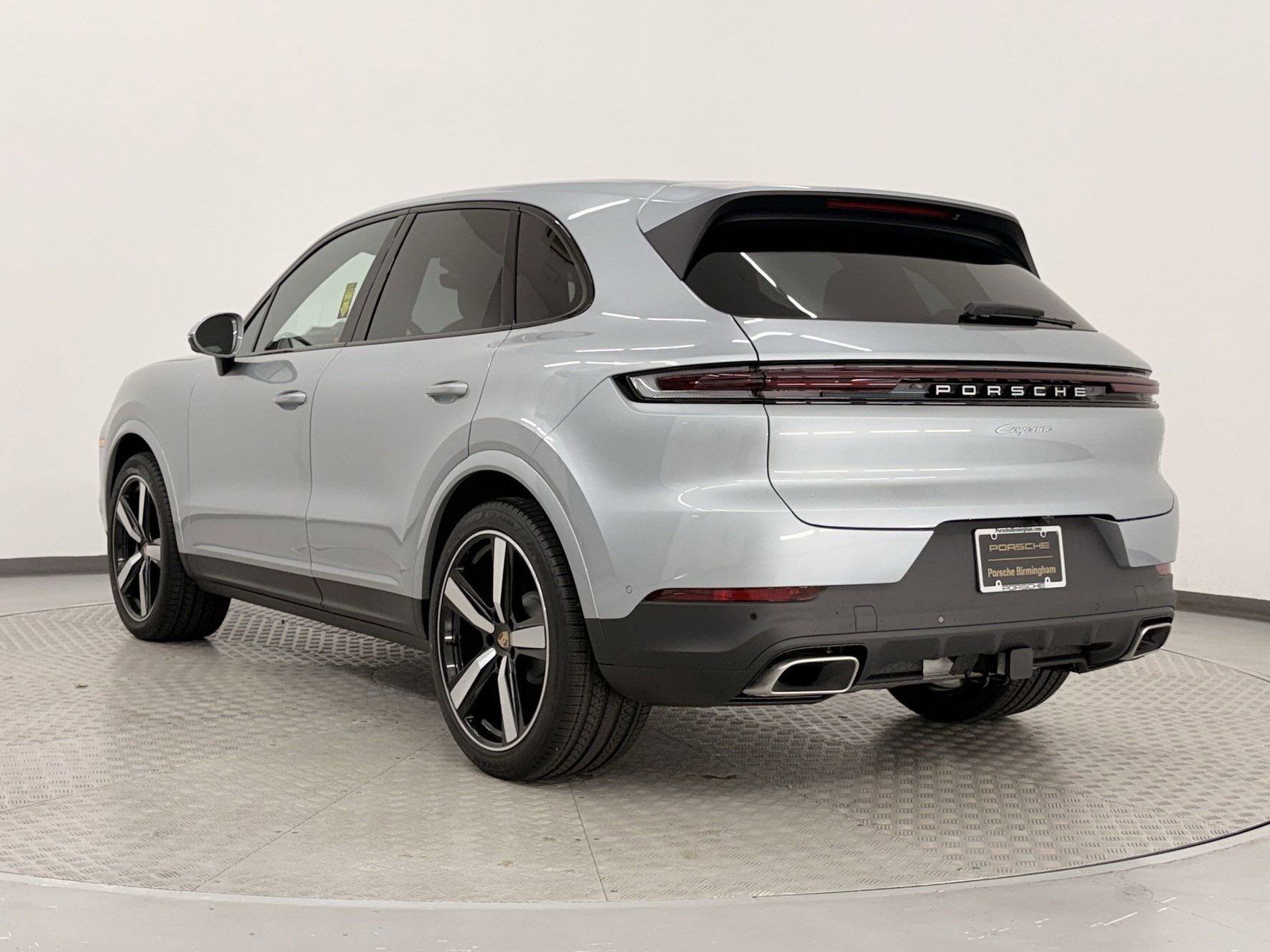 Used 2025 Porsche Cayenne image 3