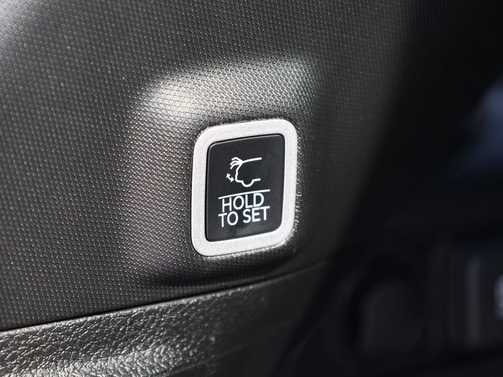Used 2025 Jeep Grand Cherokee Limited w/ Black Appearance Package RWD image 9