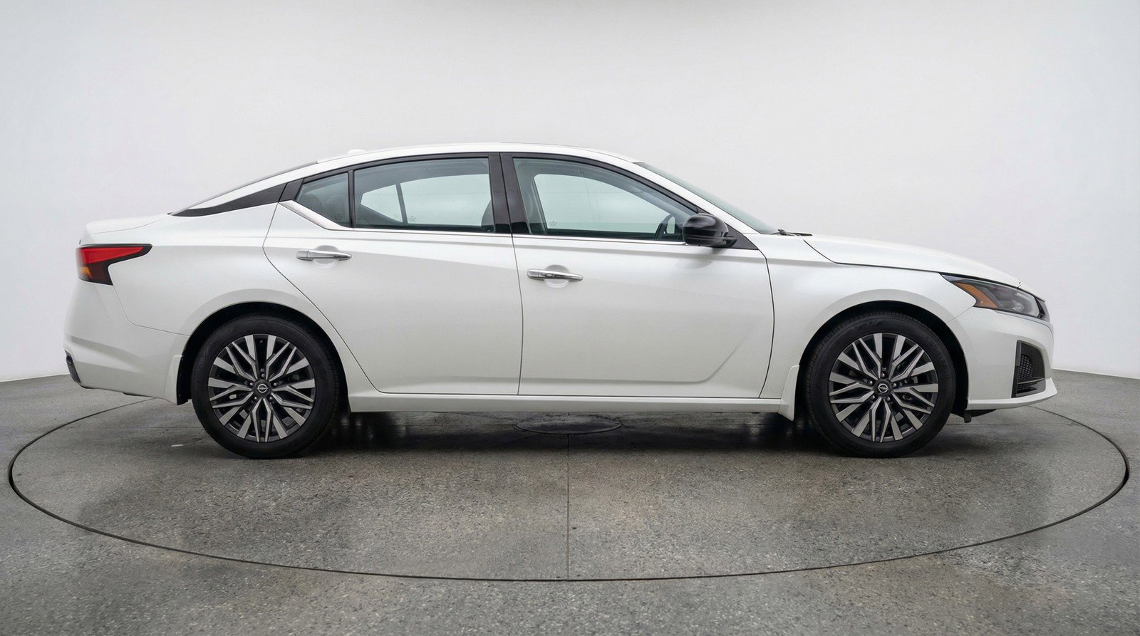 Used 2025 Nissan Altima 2.5 SV image 11