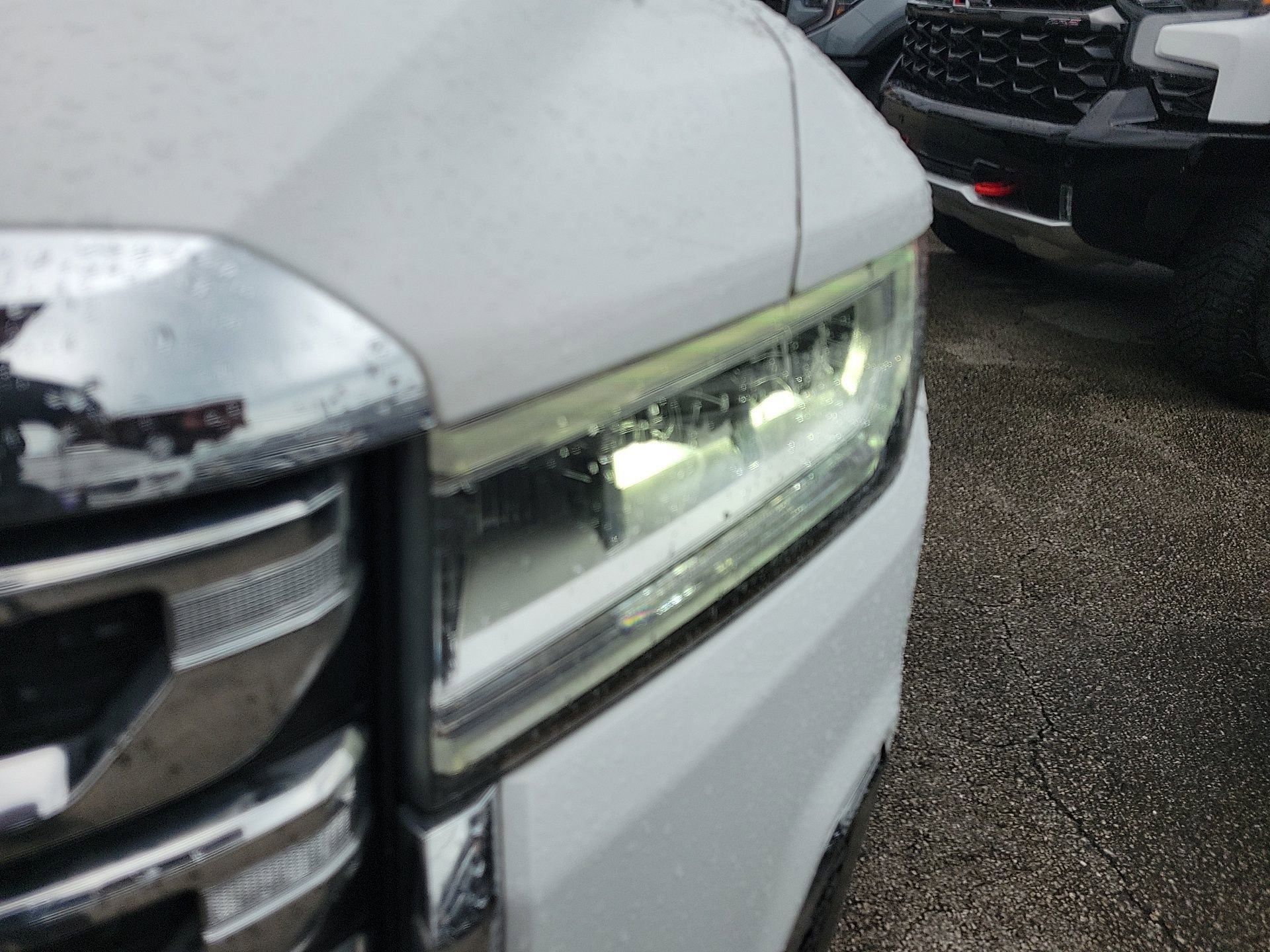 Used 2023 GMC Acadia SLE image 7