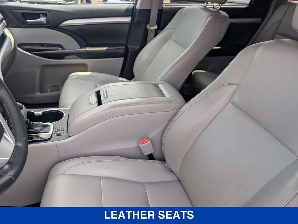 Used 2018 Toyota Highlander XLE w/ Carpet Mat Package (TMS) AWD/4WD image 14