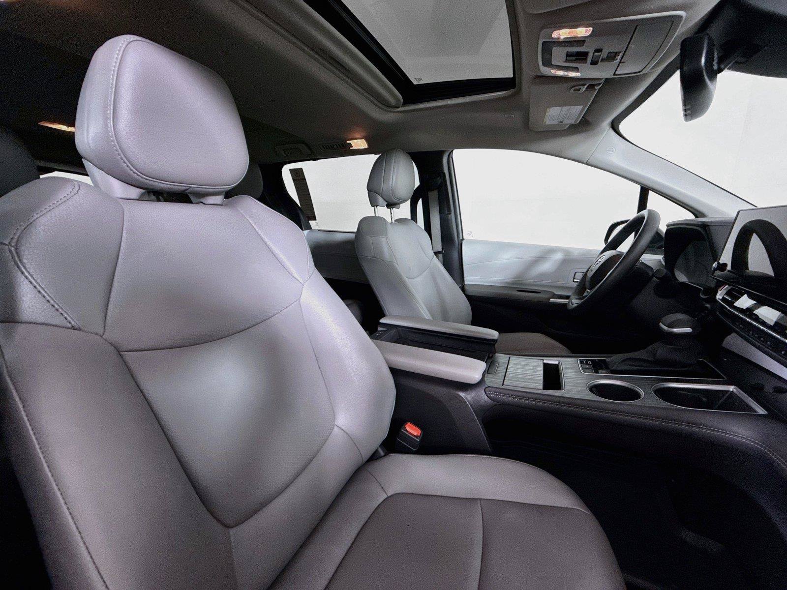 Certified 2025 Toyota Sienna XLE FWD image 41