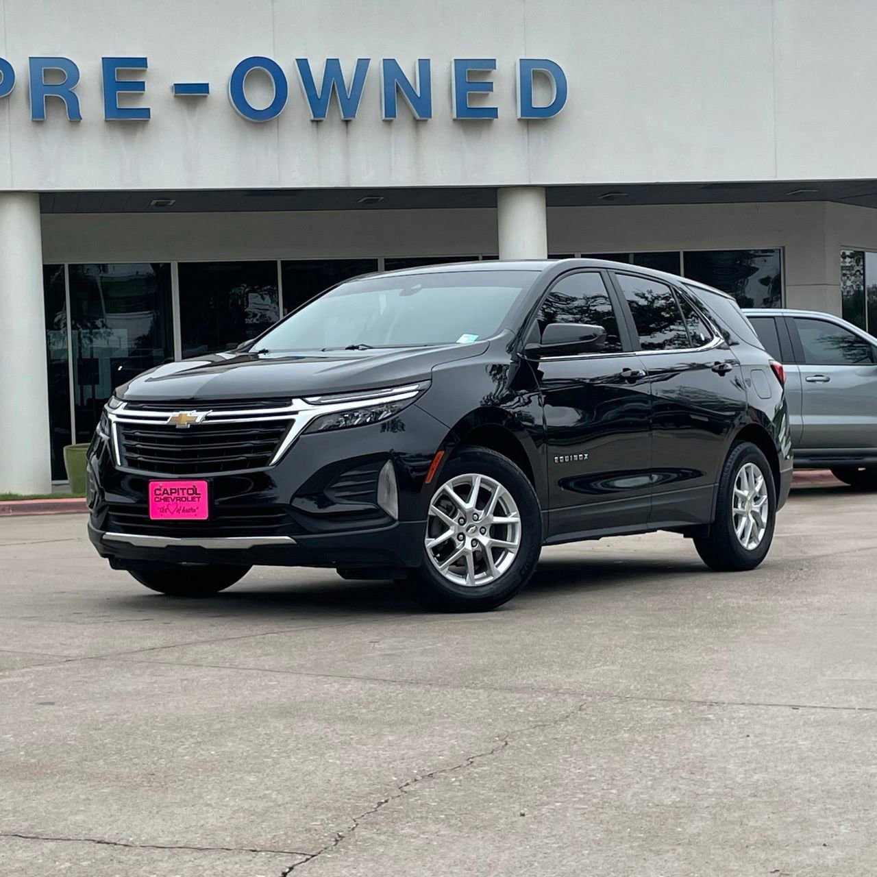 Used 2023 Chevrolet Equinox LT FWD image 2