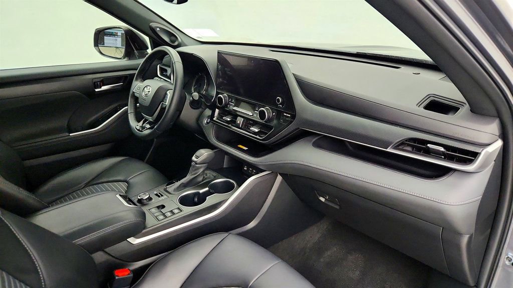 Used 2023 Toyota Highlander XSE image 25