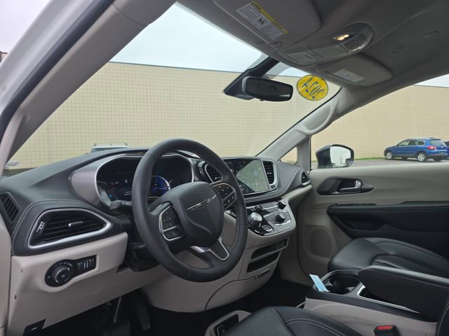 Used 2024 Chrysler Pacifica Select image 10