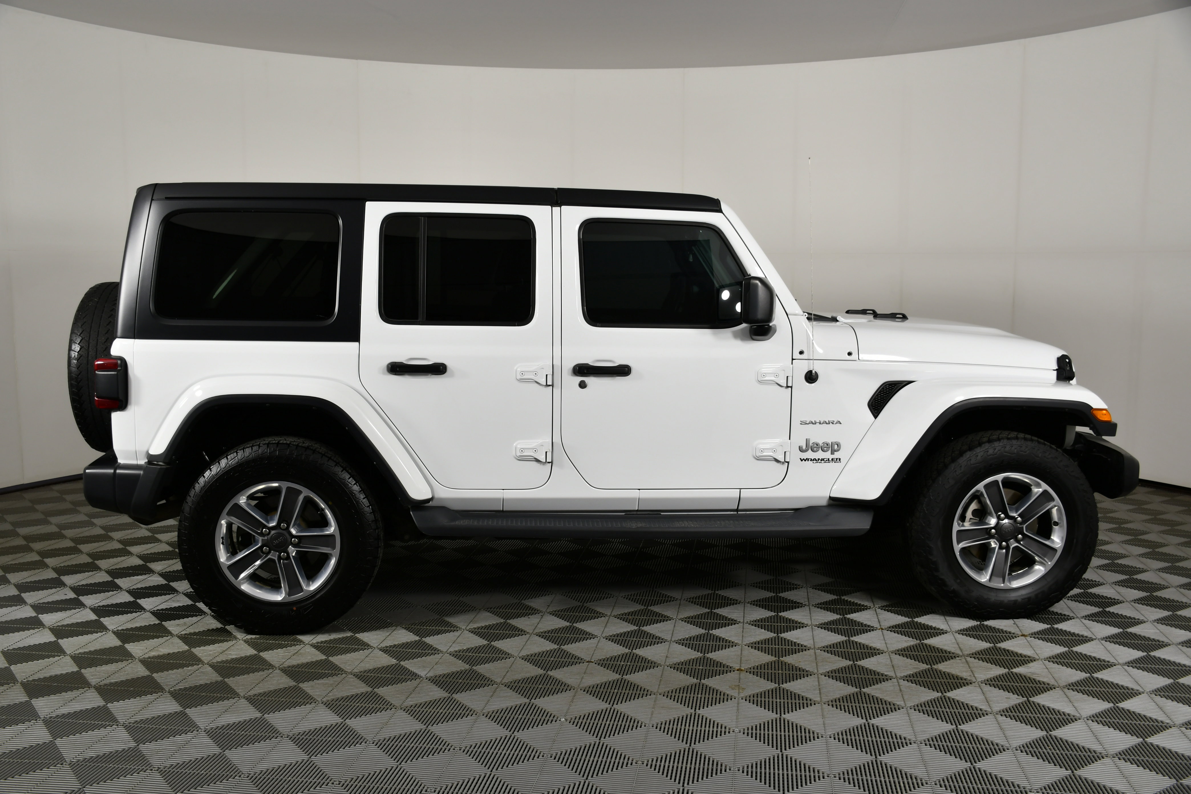 Used 2019 Jeep Wrangler Unlimited Sahara image 5