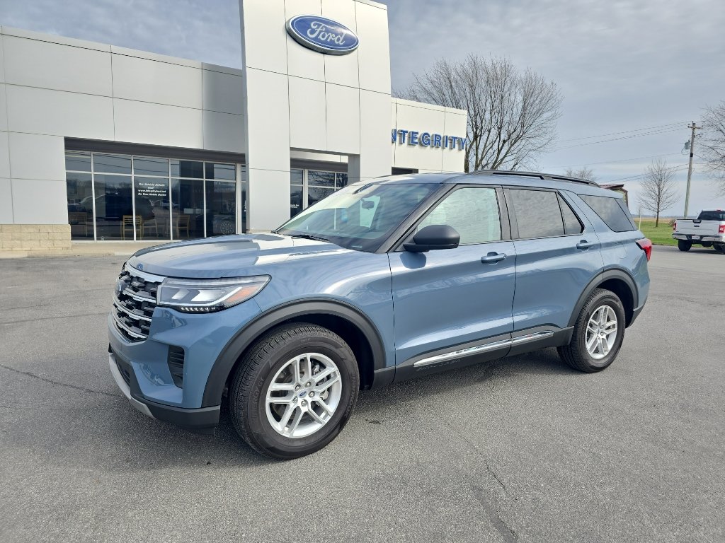 Used 2025 Ford Explorer Active AWD/4WD image 2