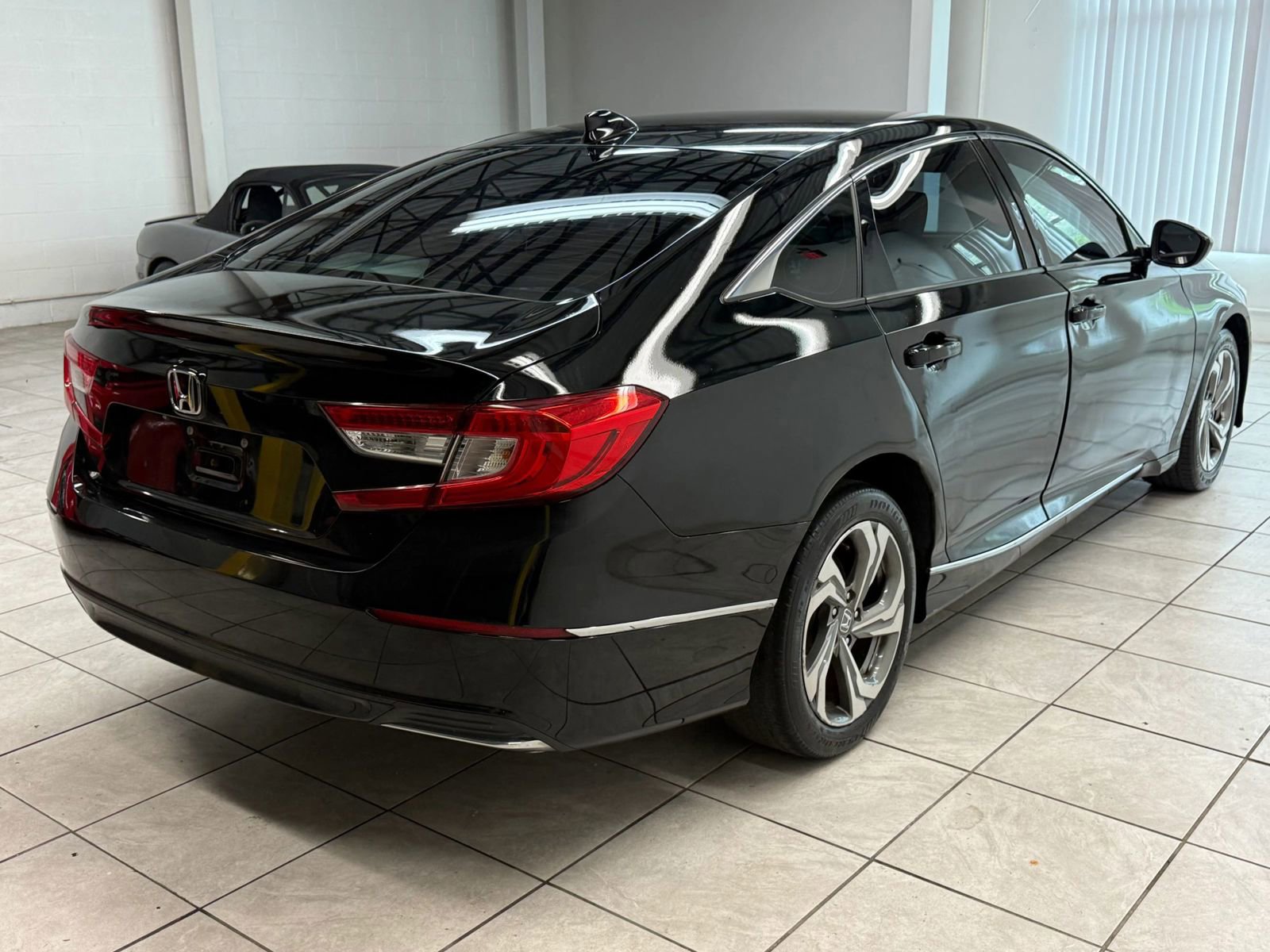 Used 2018 Honda Accord EX image 9