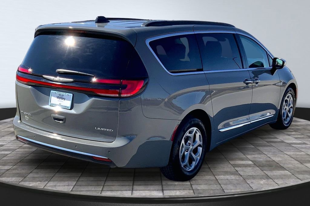 Used 2023 Chrysler Pacifica Limited image 5