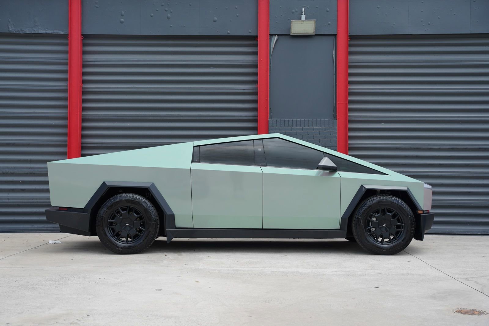 Used 2024 Tesla Cybertruck AWD Crew Cab image 7