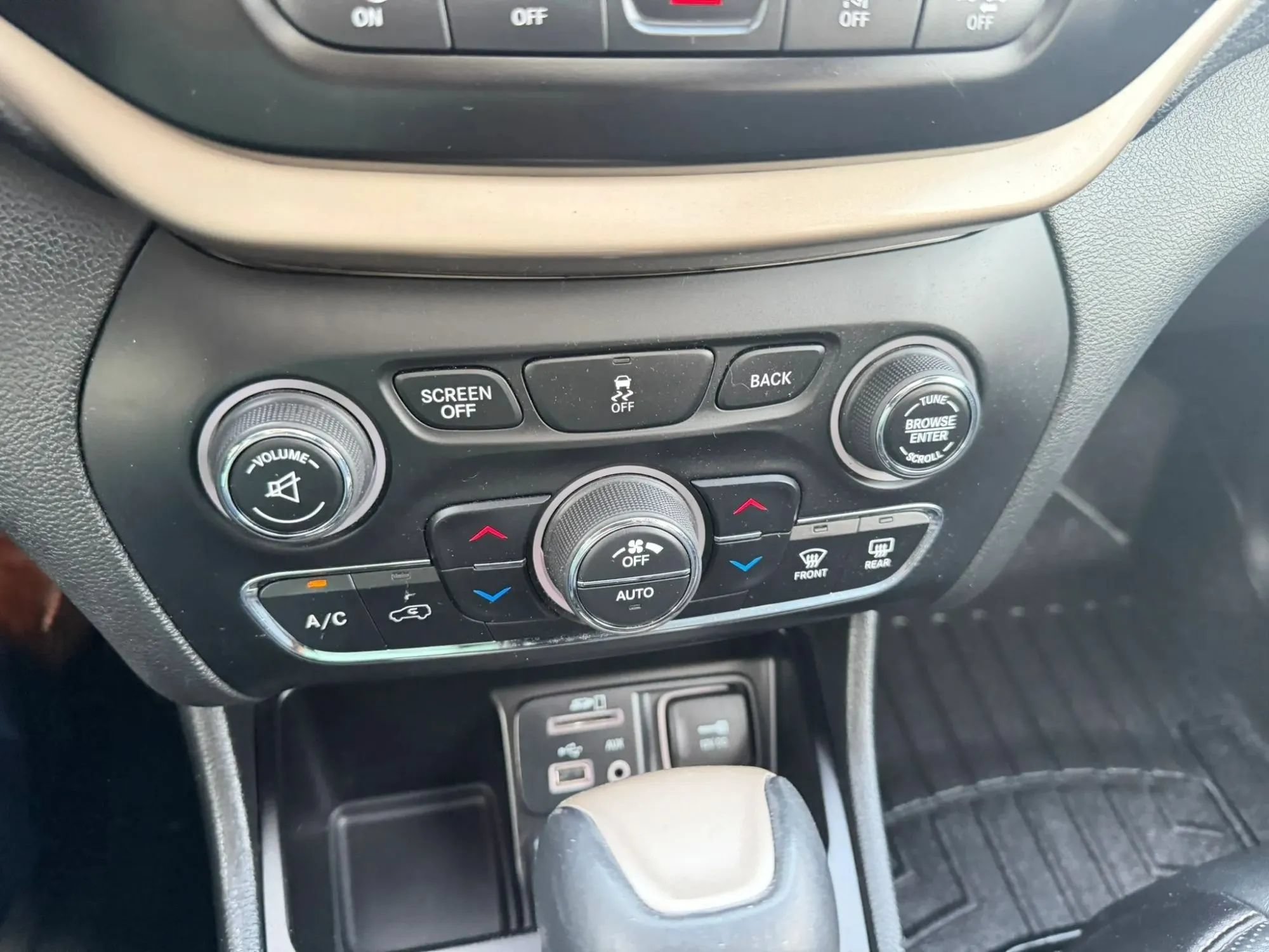 Used 2014 Jeep Cherokee Limited w/ Technology Group FWD image 24