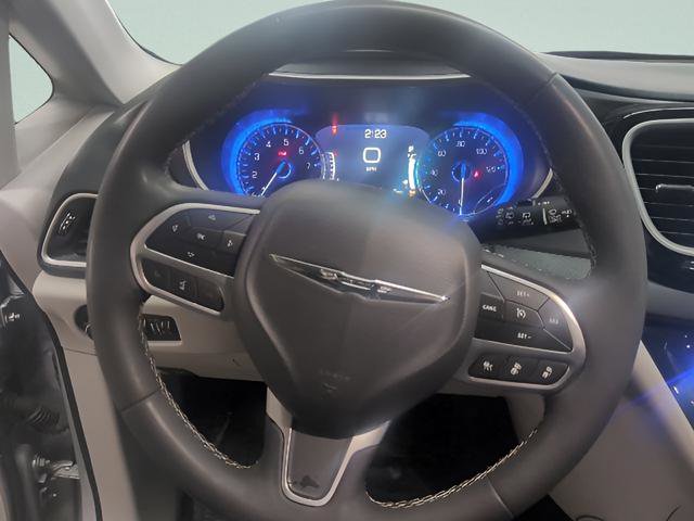 Used 2024 Chrysler Pacifica Touring-L image 11