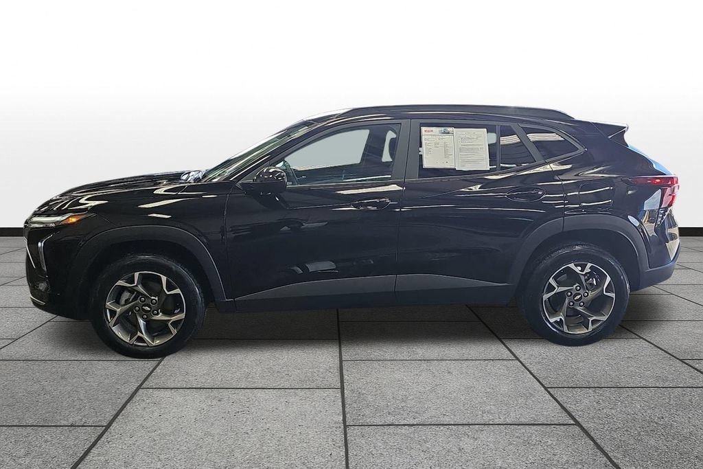 Used 2025 Chevrolet Trax LT w/ LT Convenience Package FWD image 8