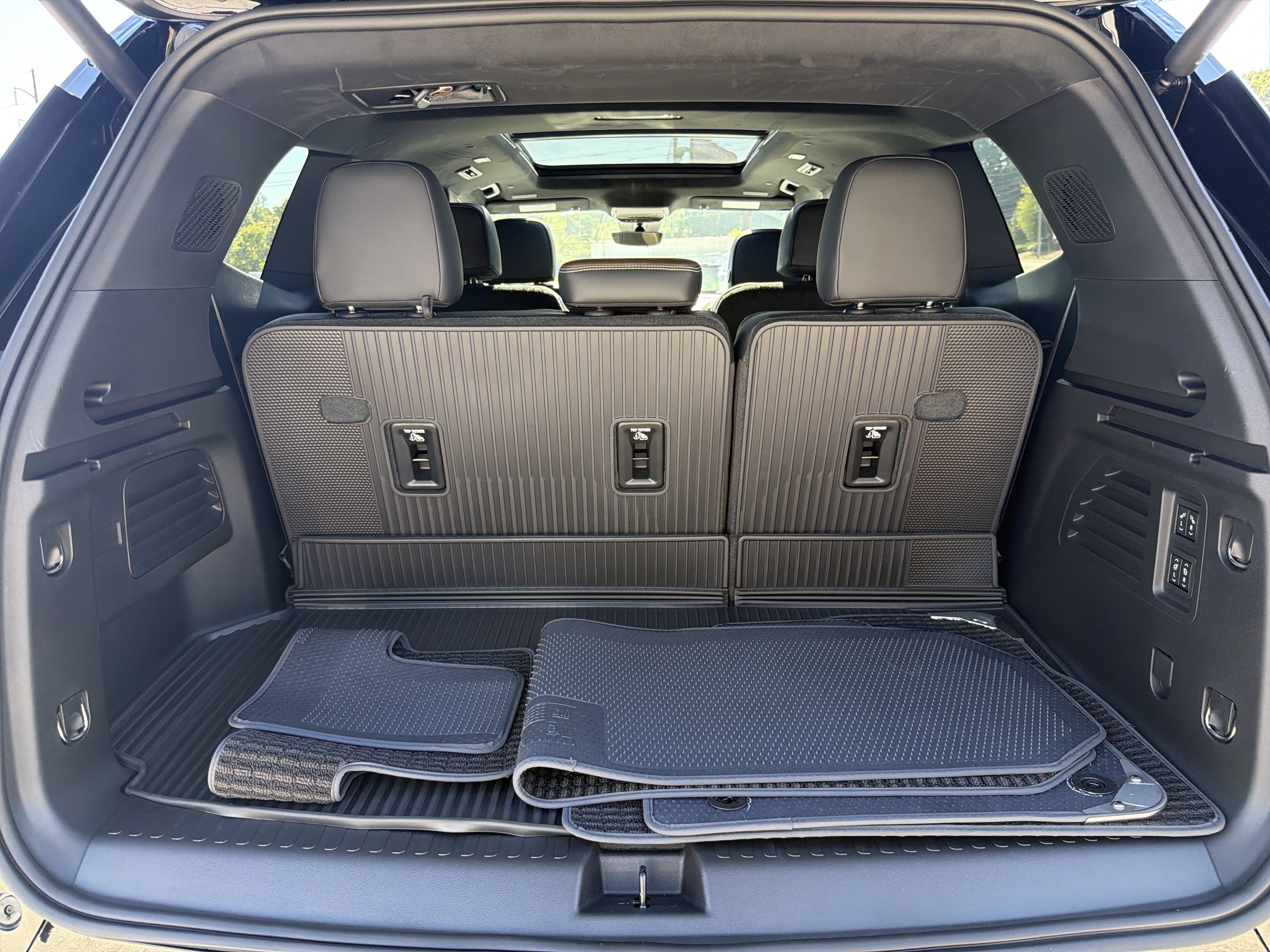 New 2027 GMC Acadia Denali Ultimate w/ LPO, Floor Liner Package AWD/4WD image 19