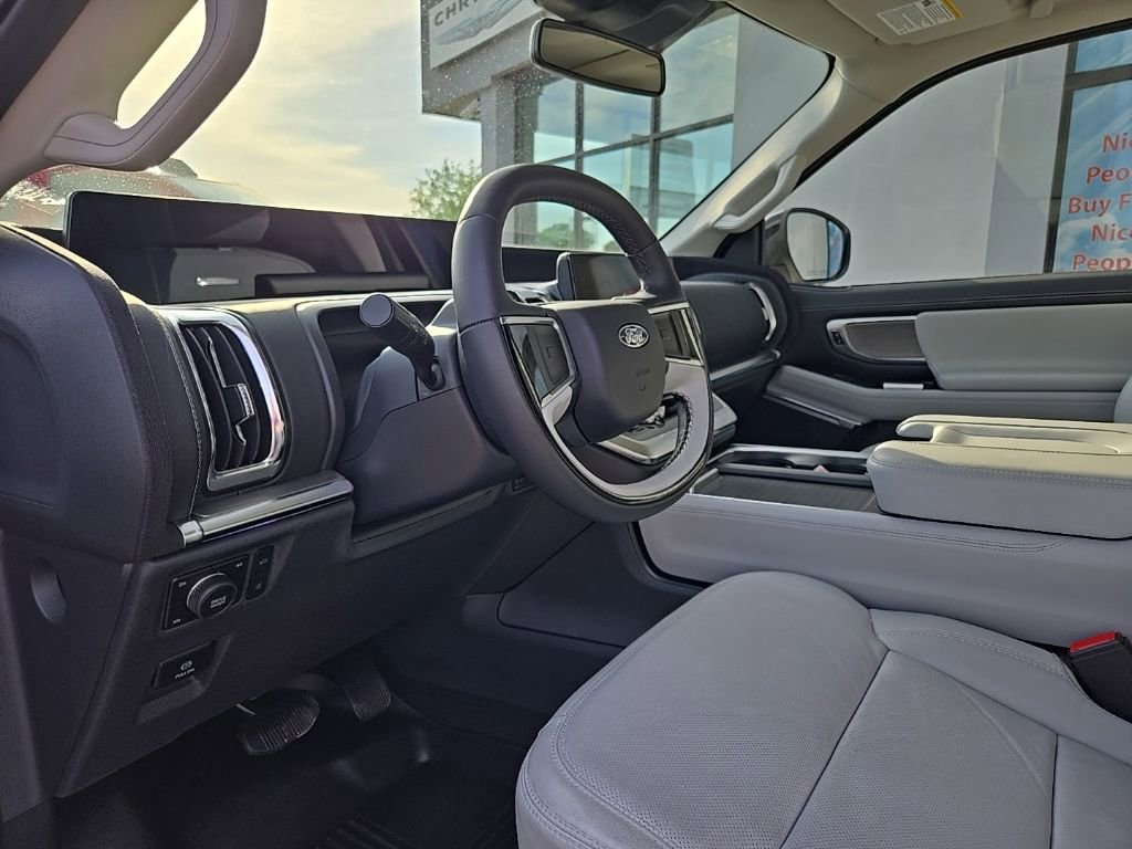 Used 2025 Ford Expedition Platinum w/ Driver's Package AWD/4WD image 37