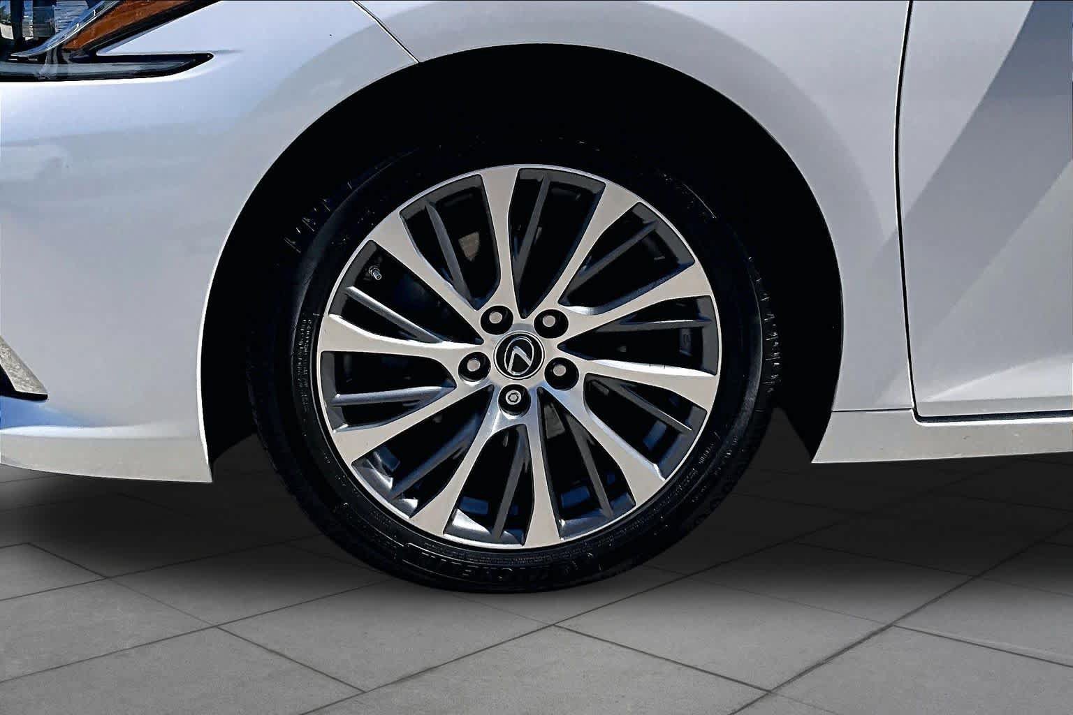 Used 2019 Lexus ES 350 w/ Premium Package FWD image 11