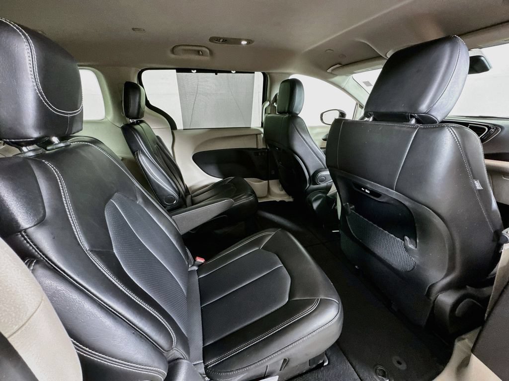 Used 2024 Chrysler Pacifica Touring-L FWD image 27