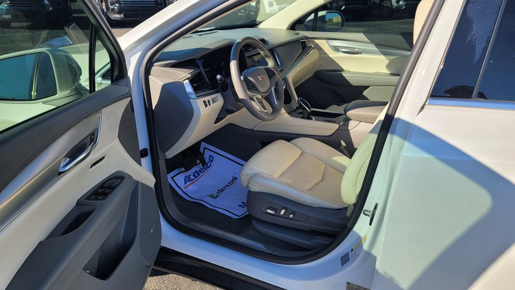 Used 2017 Cadillac XT5 Premium Luxury w/ LPO, Wheel Lock Package FWD image 18