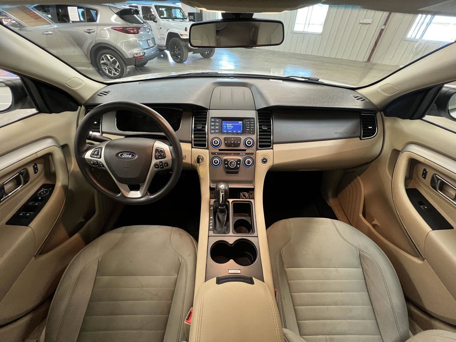 Used 2019 Ford Taurus SE image 4