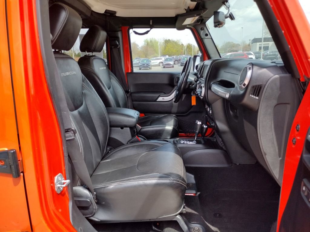 Used 2015 Jeep Wrangler Unlimited Rubicon w/ Connectivity Group AWD/4WD image 10