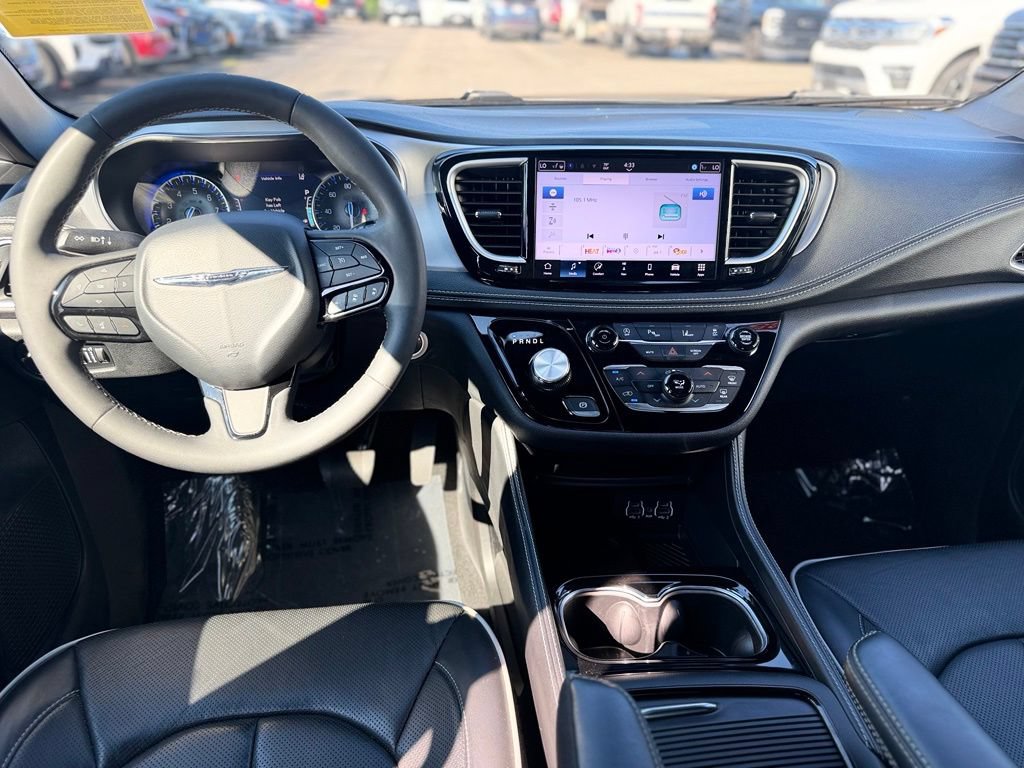 Used 2025 Chrysler Pacifica Limited FWD image 12