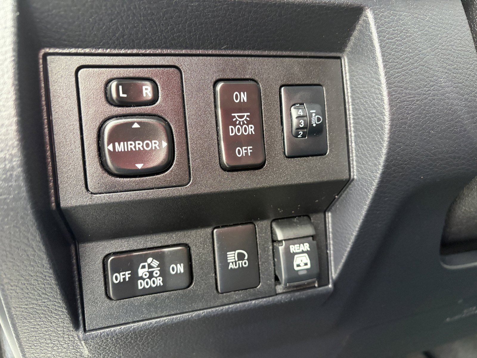 Used 2020 Toyota Tundra Limited w/ Limited Premium Package AWD/4WD image 26