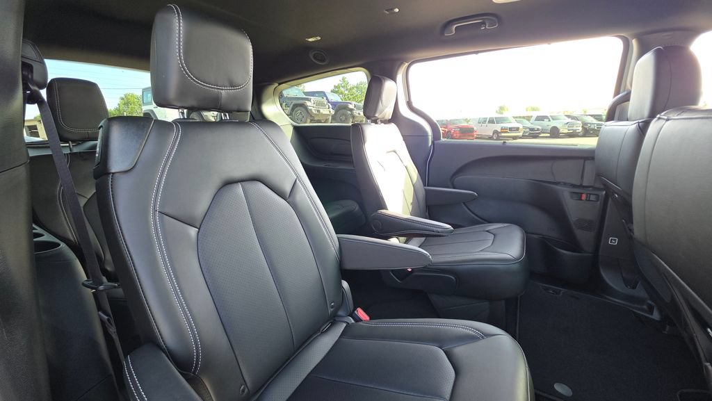 New 2027 Chrysler Pacifica Select FWD image 14