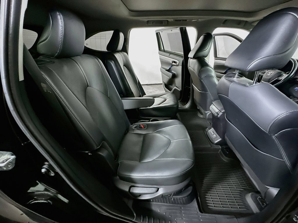 Used 2022 Toyota Highlander Platinum FWD image 12