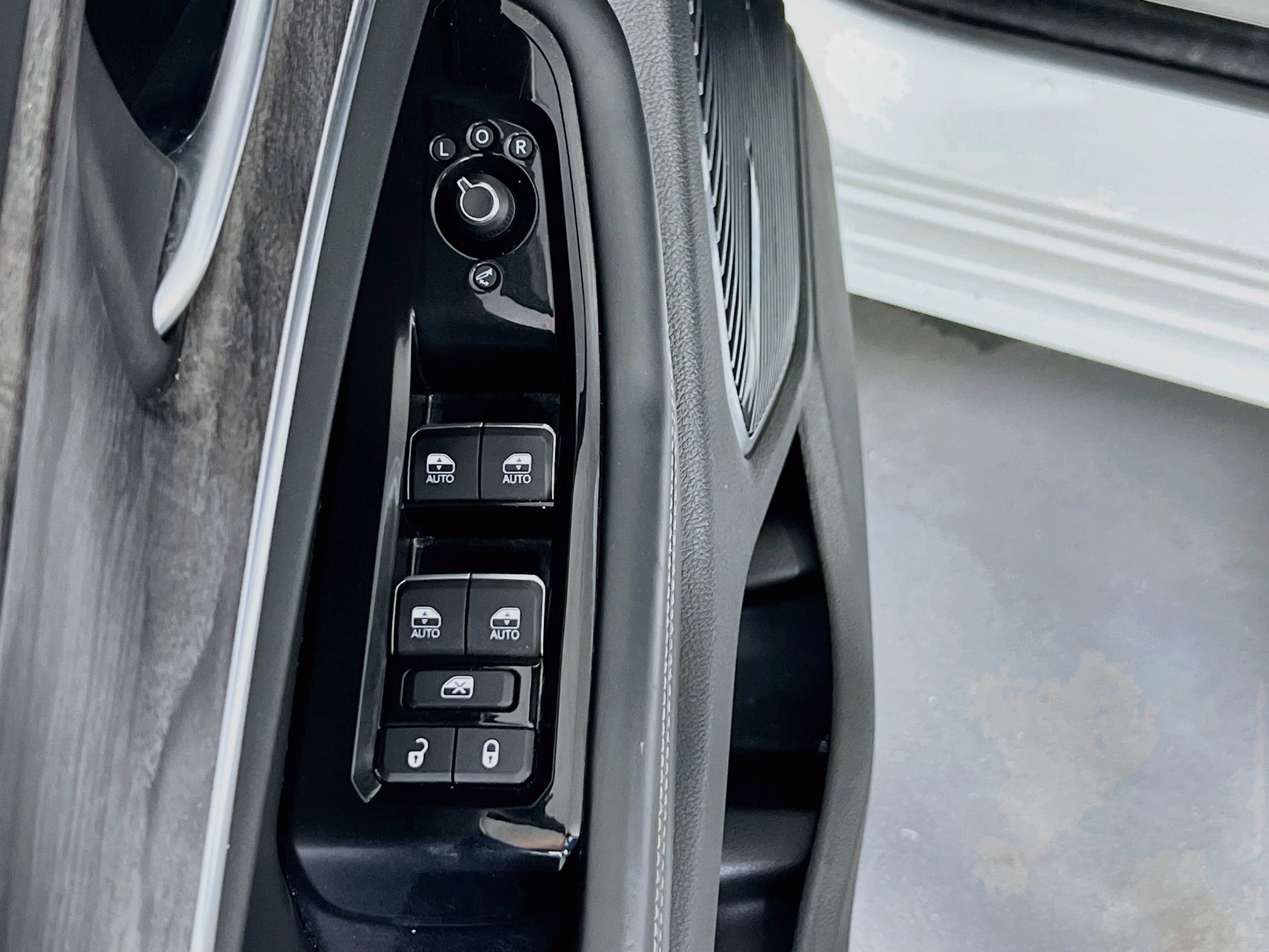 Used 2022 Jeep Grand Cherokee Overland AWD/4WD image 18