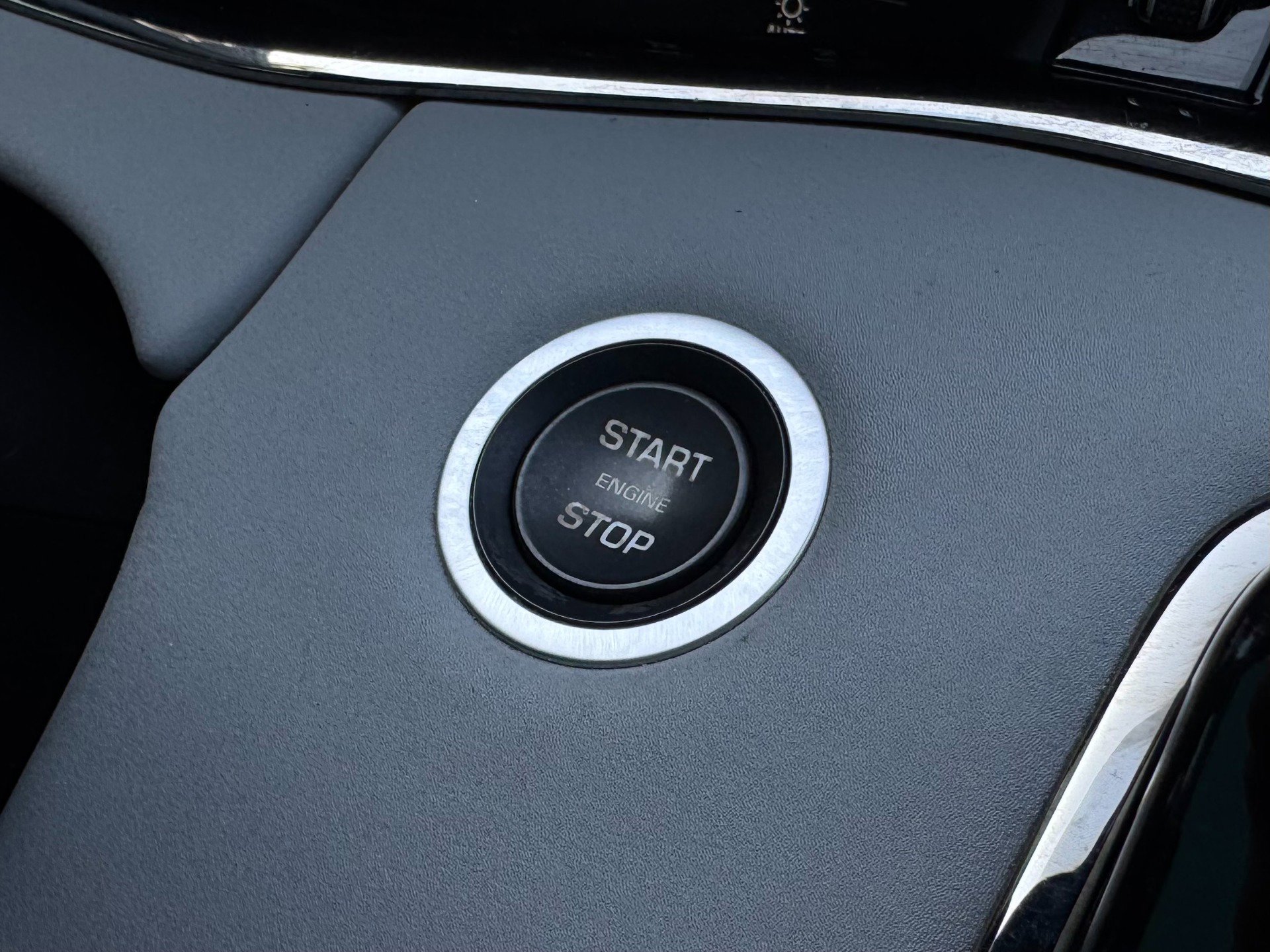 Used 2020 Land Rover Range Rover Evoque R-Dynamic SE image 39