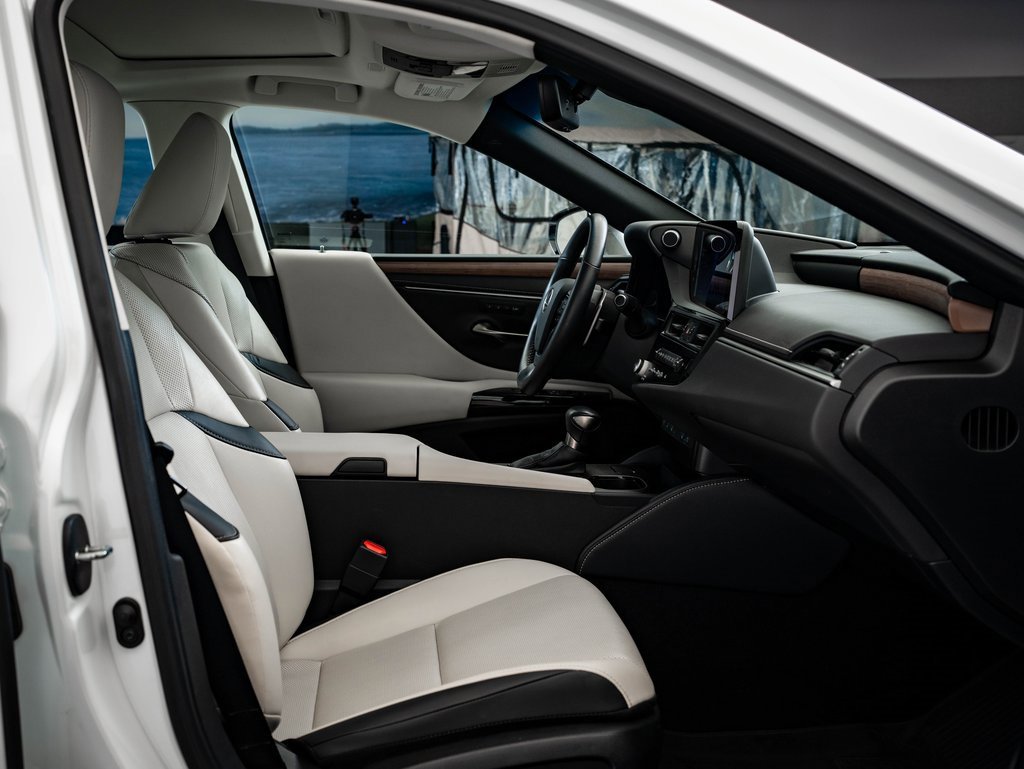 Certified 2023 Lexus ES 250 w/ Premium Package image 24