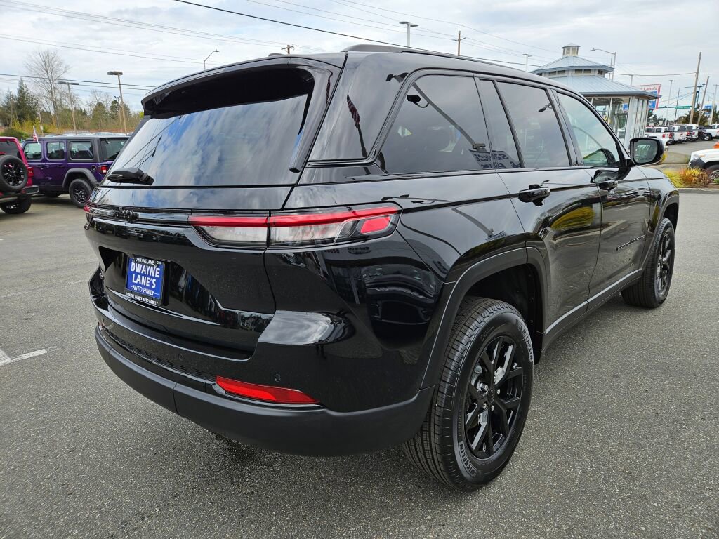 Used 2025 Jeep Grand Cherokee Altitude AWD/4WD image 5