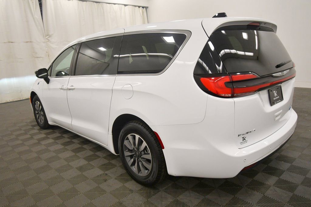 Used 2024 Chrysler Pacifica Limited FWD image 5