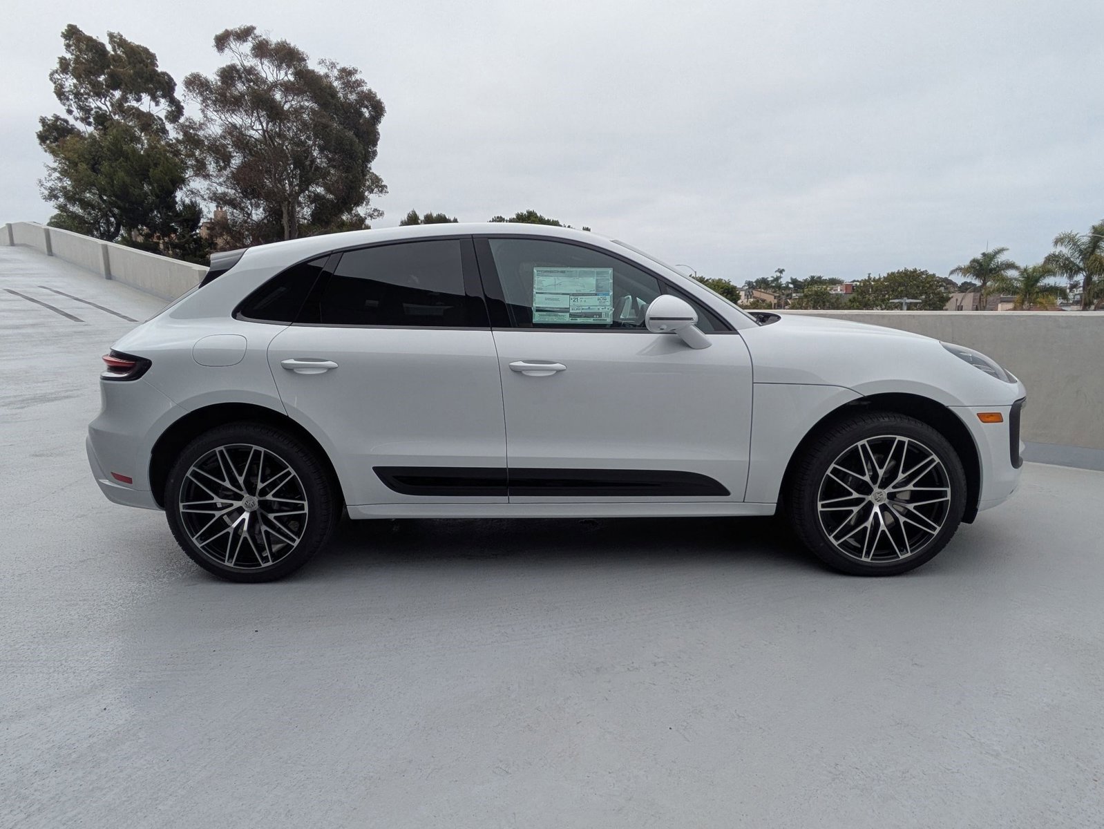 Certified 2025 Porsche Macan AWD/4WD image 8