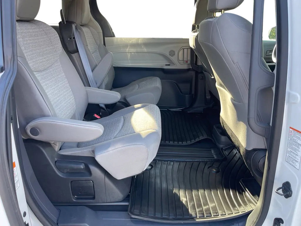 Used 2024 Toyota Sienna LE FWD image 23