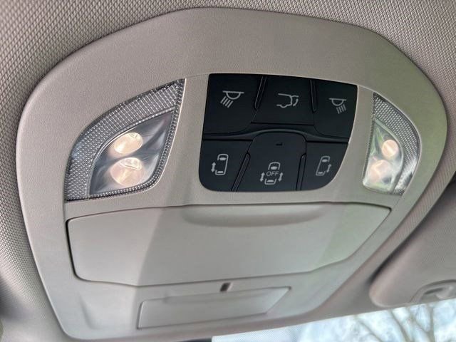 Used 2023 Chrysler Pacifica Touring-L FWD image 28
