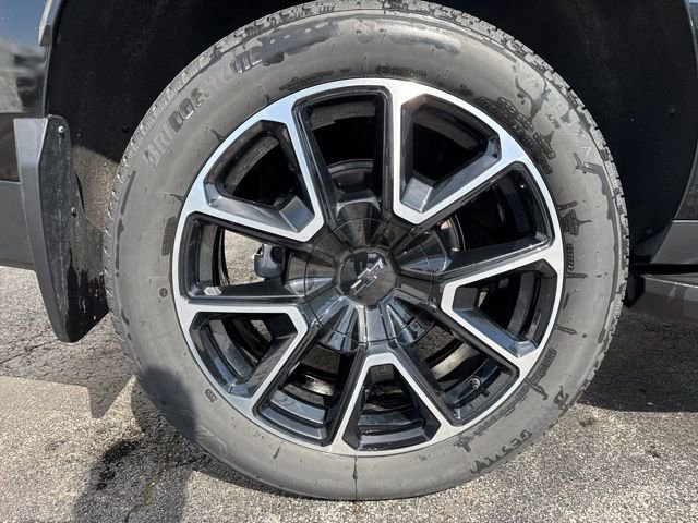 Used 2025 Chevrolet Suburban RST w/ Comfort Package AWD/4WD image 6