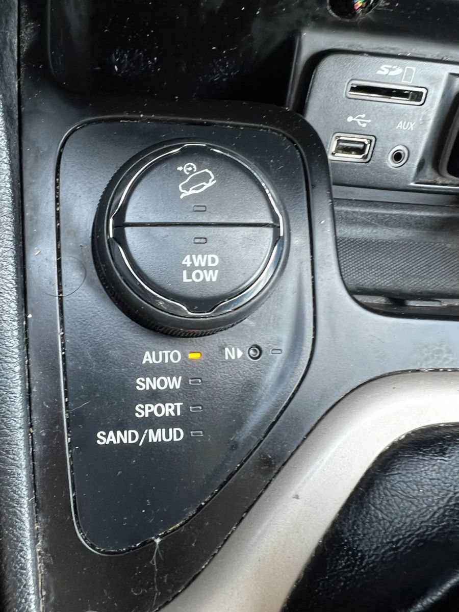 Used 2016 Jeep Cherokee 75th Anniversary AWD/4WD image 21