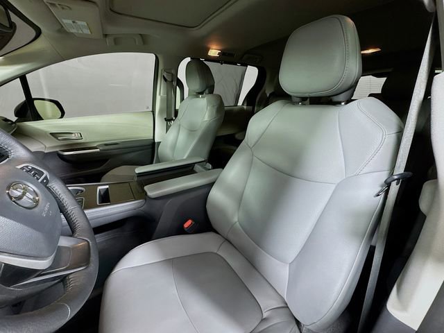 Used 2022 Toyota Sienna XLE image 11