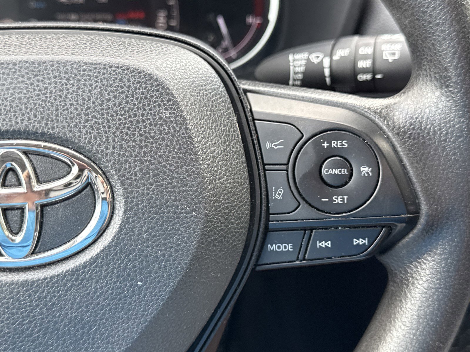 Used 2024 Toyota RAV4 XLE FWD image 21