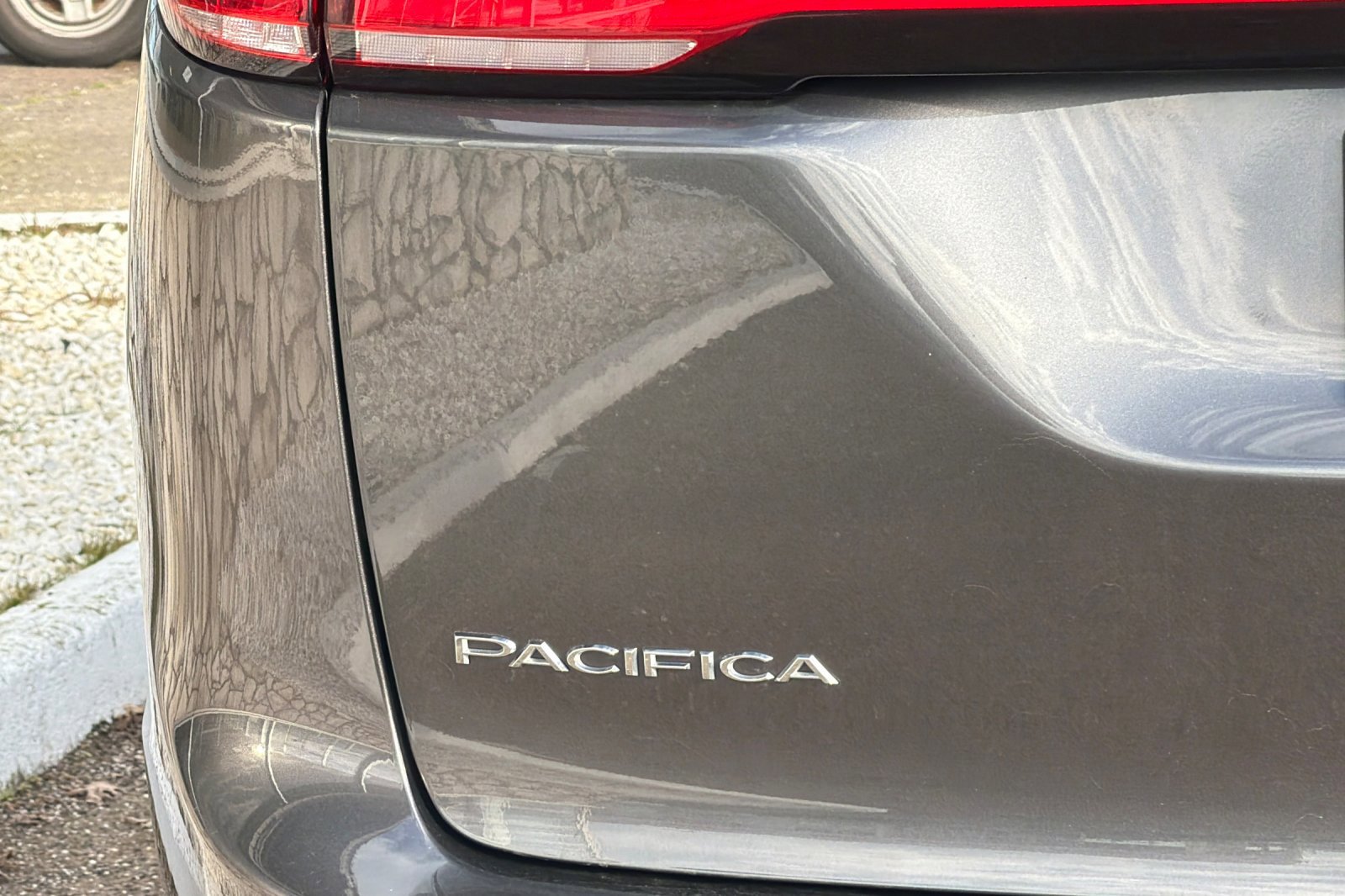 Used 2023 Chrysler Pacifica Touring-L image 8