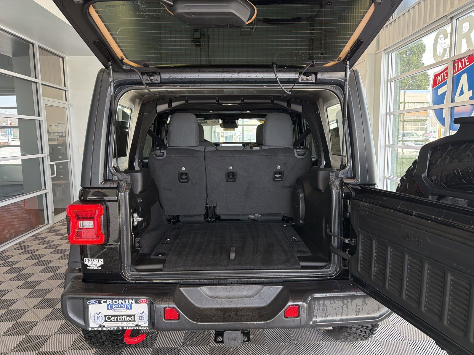 Used 2024 Jeep Wrangler Unlimited Rubicon w/ Technology Group image 12