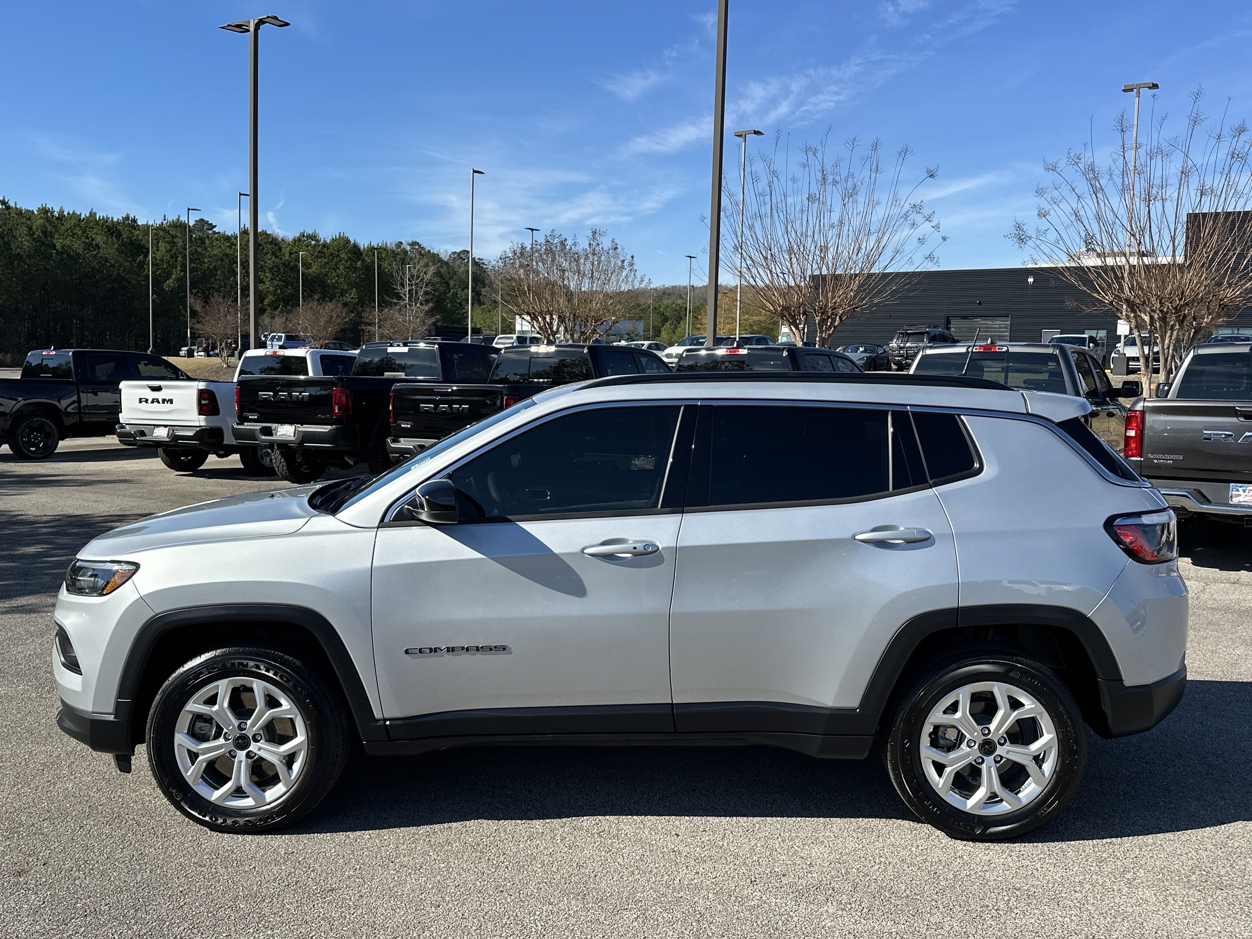 Used 2025 Jeep Compass Latitude image 4