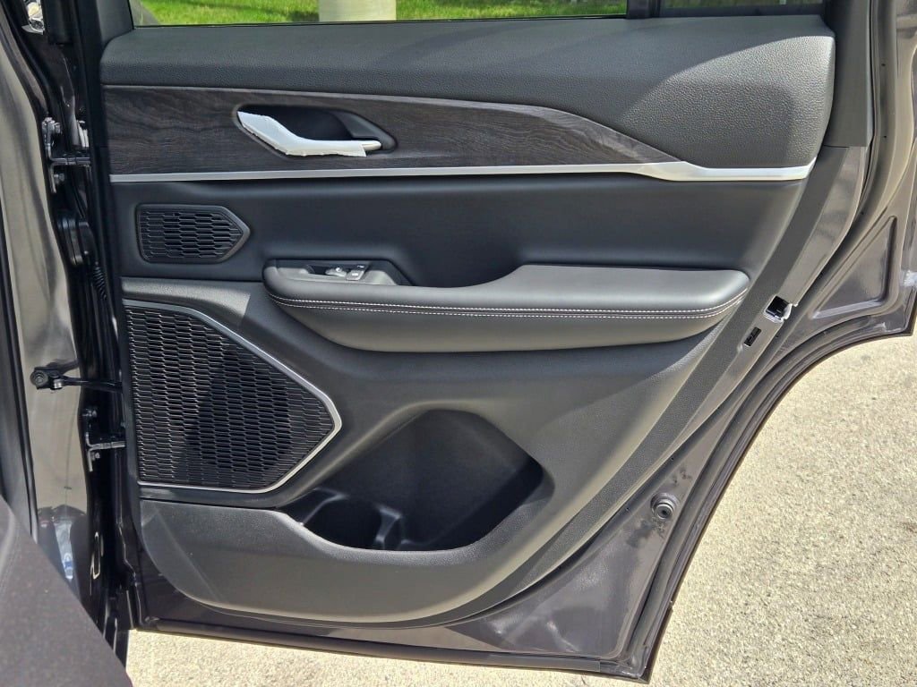 New 2025 Jeep Grand Cherokee Limited image 8