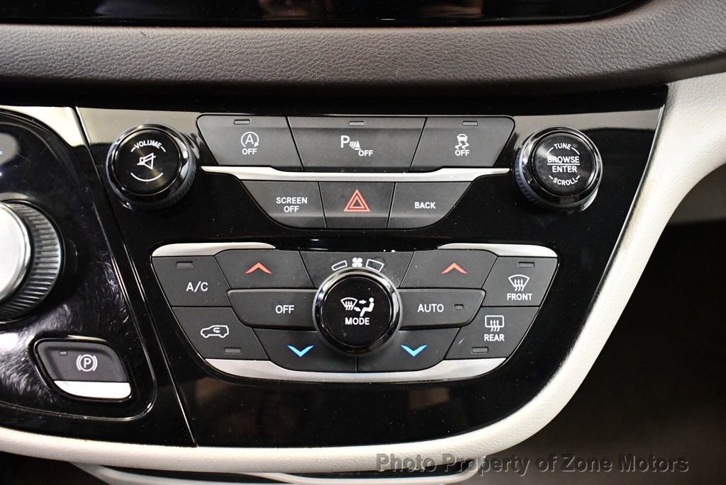 Used 2017 Chrysler Pacifica Touring-L image 42