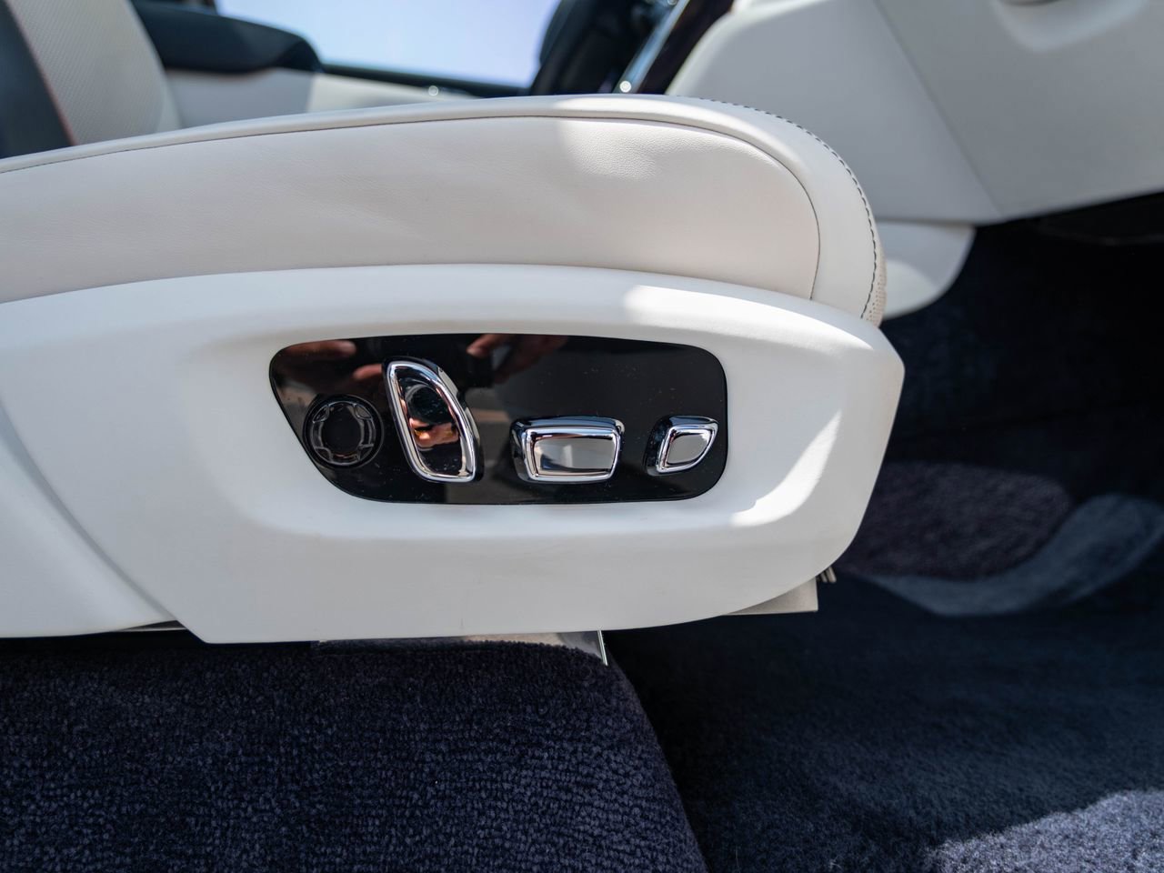 Certified 2019 Rolls-Royce Cullinan image 37