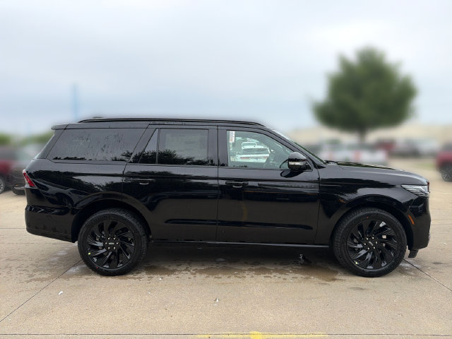 New 2026 Lincoln Navigator Reserve w/ Jet Appearance Package AWD/4WD image 4