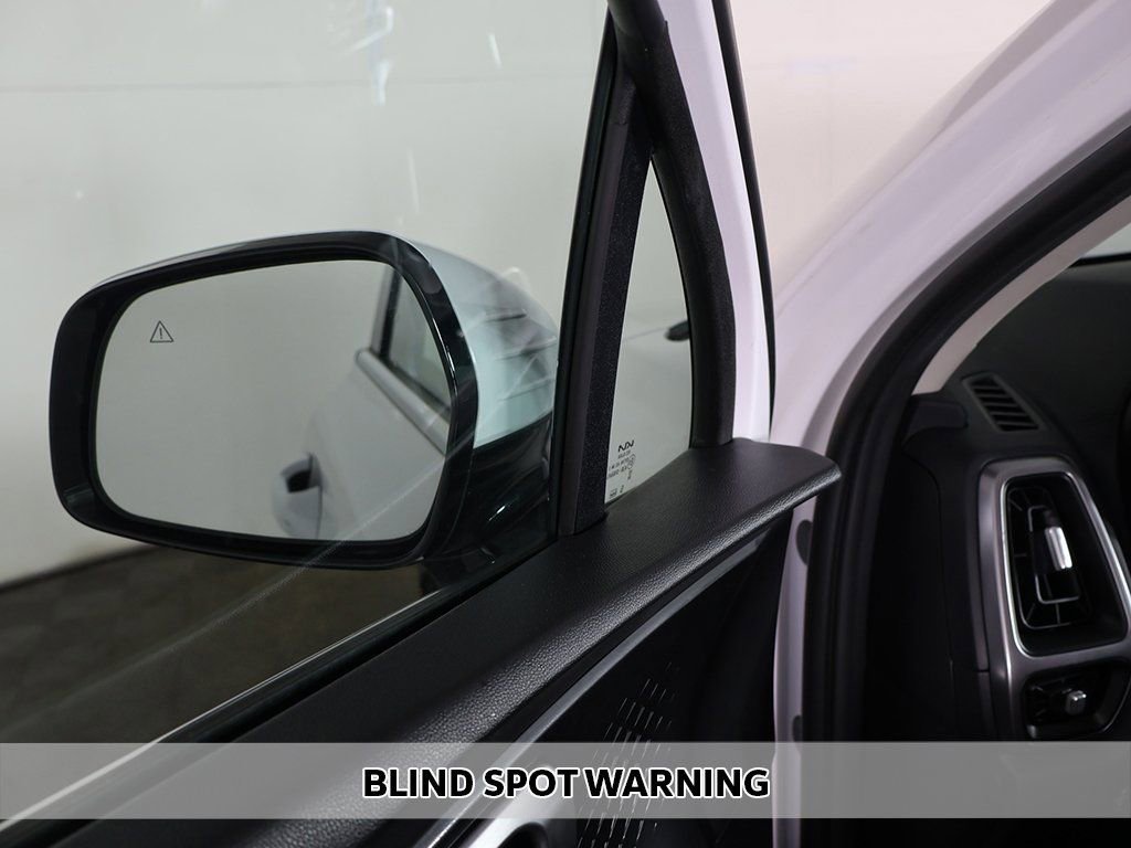 Used 2023 Kia Sorento LX image 4