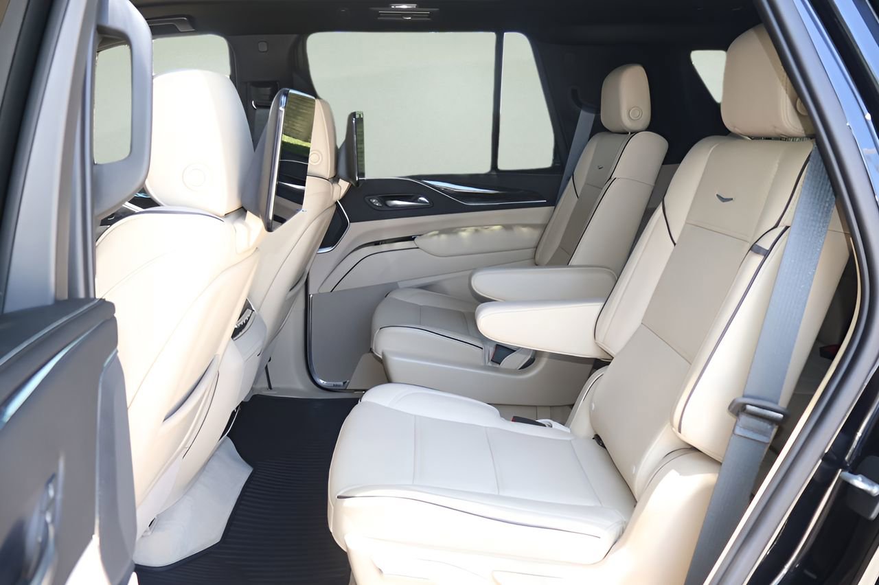 Used 2023 Cadillac Escalade Premium Luxury AWD/4WD image 13